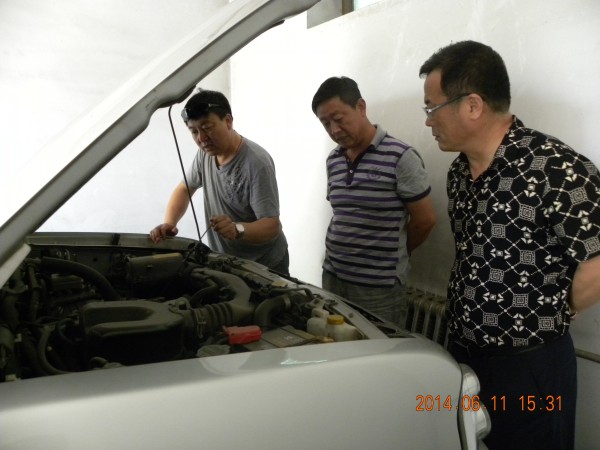 對(duì)車(chē)輛進(jìn)行查看